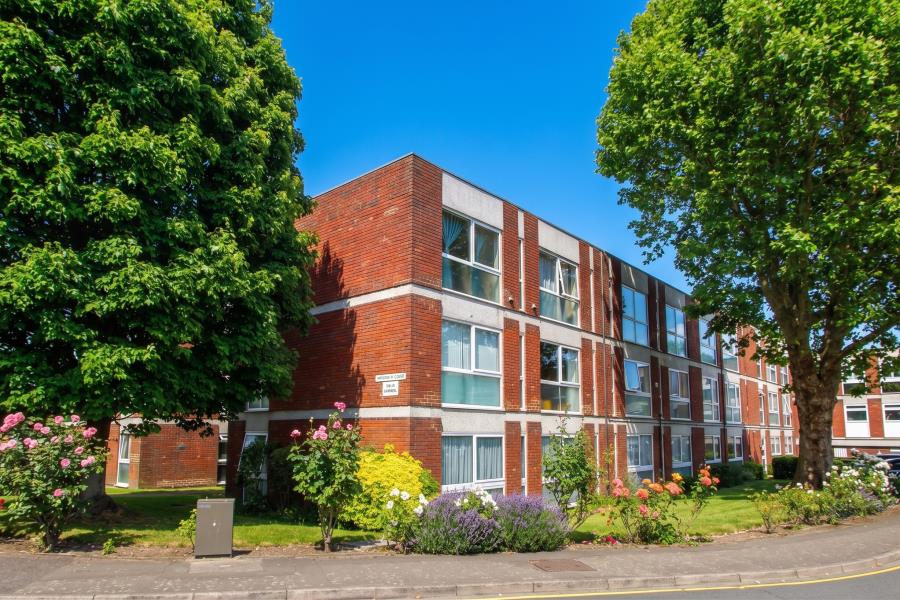 Flat Brantwood Drive in Woking