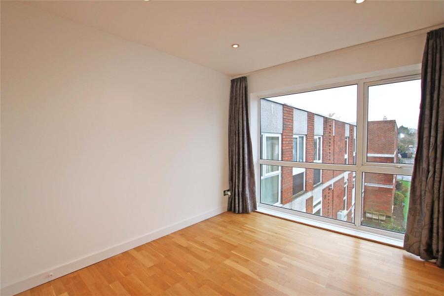 Flat Brantwood Drive in Woking