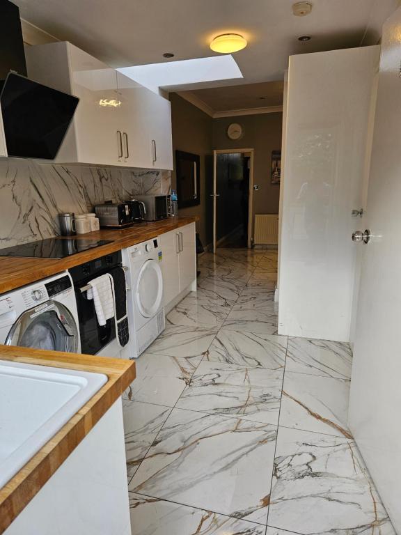 Room Desford Road in Greater London