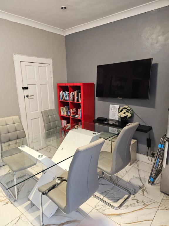 Room Desford Road in Greater London