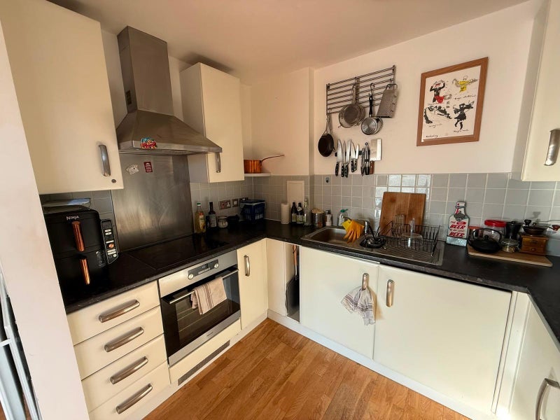 Flat Biggs Square in Greater London