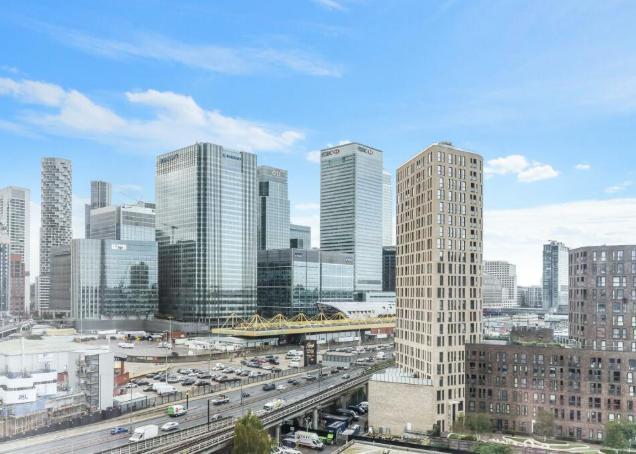 Flat Blackwall Way in Greater London