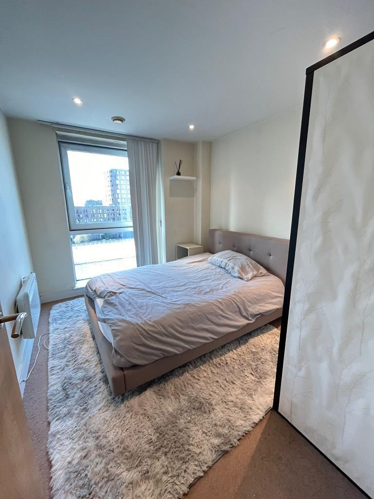 Flat Blackwall Way in Greater London