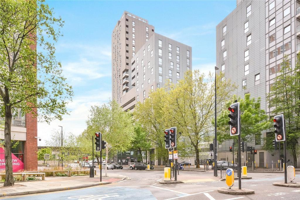 Flat Blackwall Way in Greater London