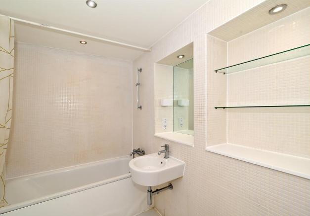 Flat Blackwall Way in Greater London