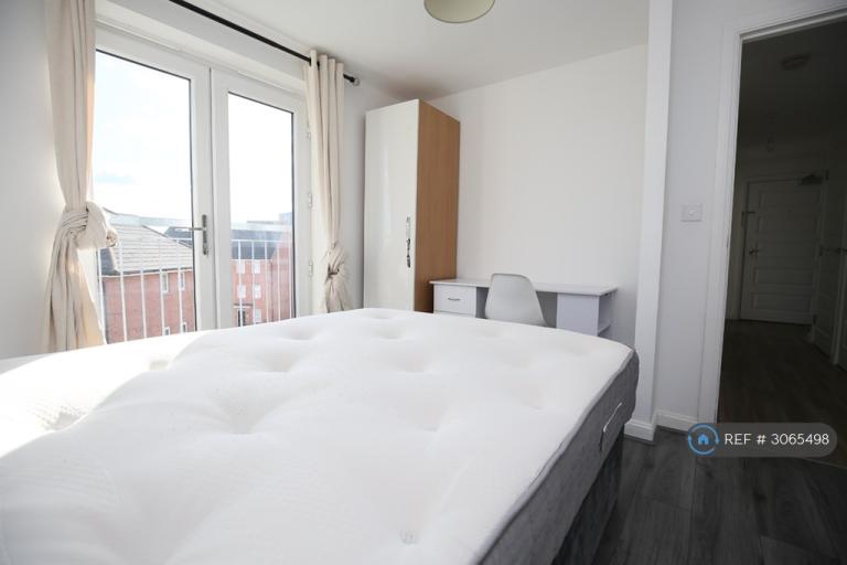 Flat The Moorings in Coventry