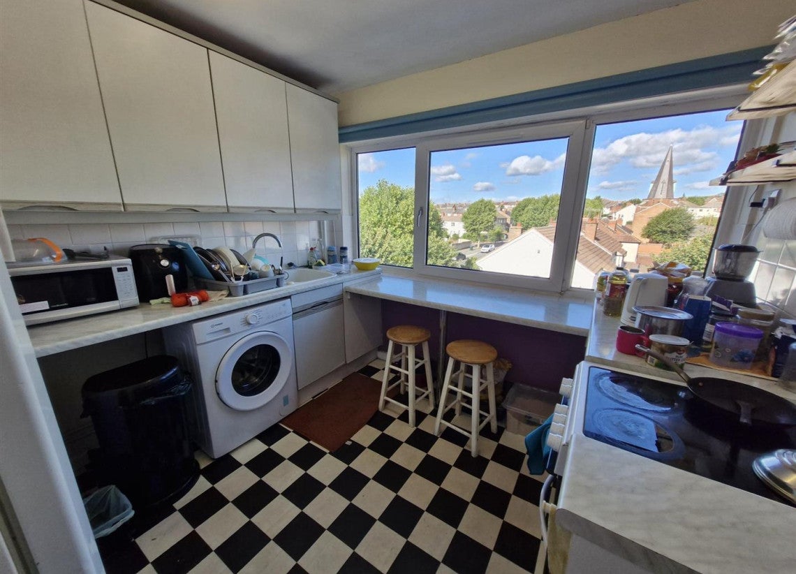 Flat Loudon Avenue in Coventry