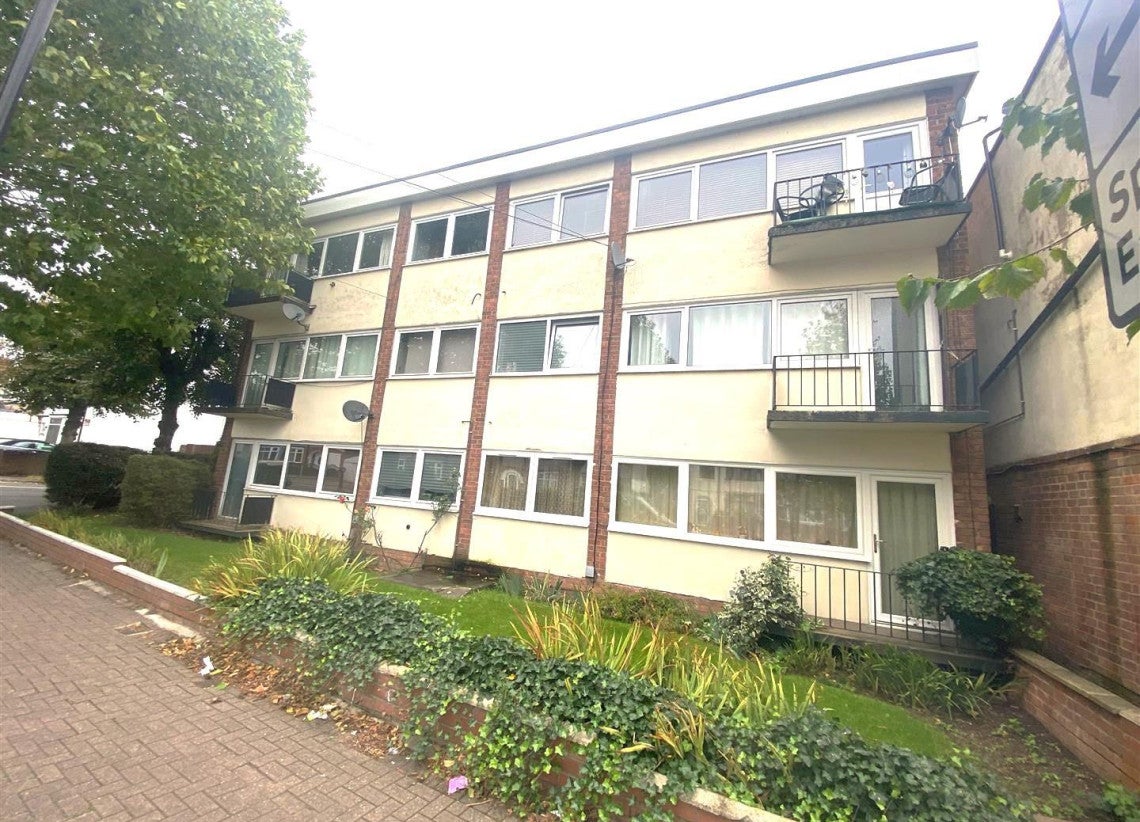 Flat Loudon Avenue in Coventry