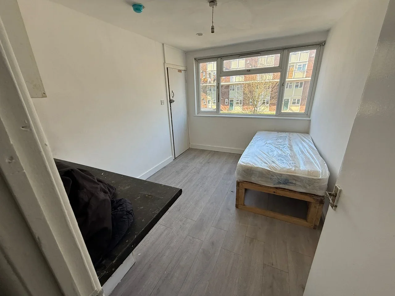 Flat King's Avenue in Greater London