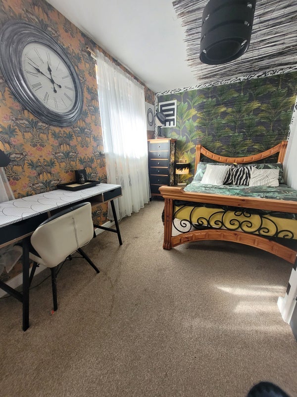 Room Ravenoak Avenue in Manchester