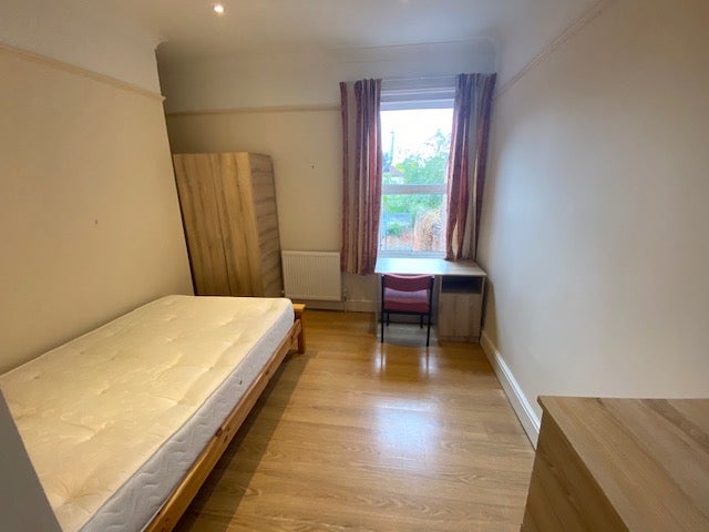 Room Brookvale Road in Southampton