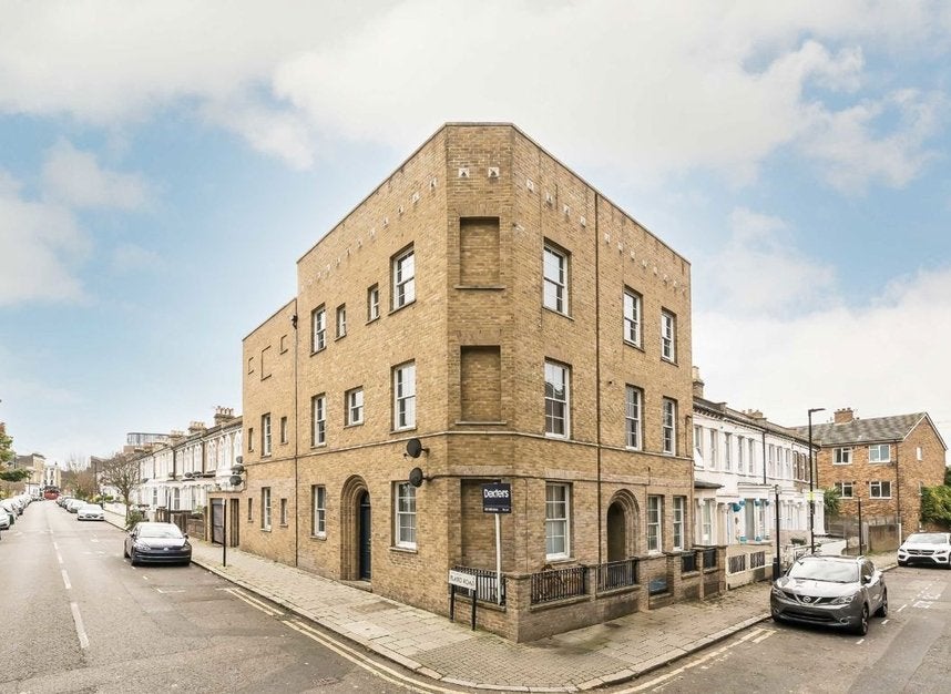Flat Kepler Road in Greater London