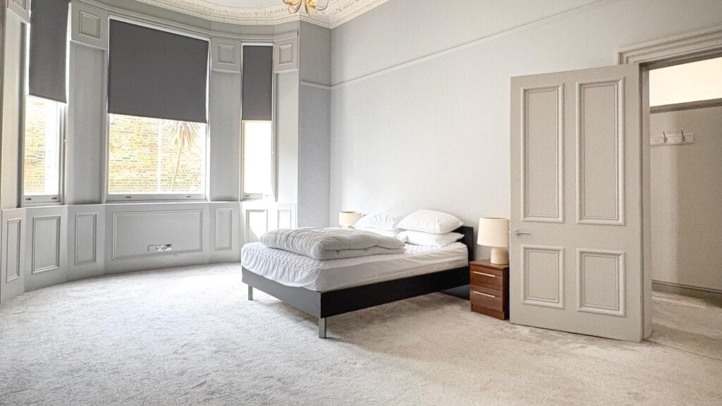 Flat Roland Gardens in Greater London