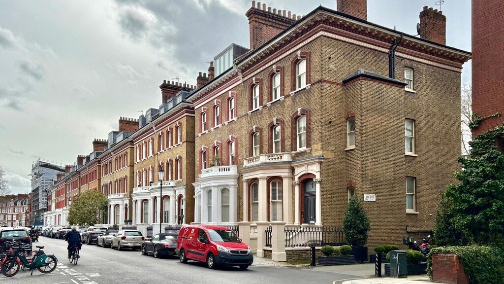 Flat Roland Gardens in Greater London