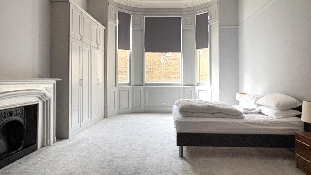 Flat Roland Gardens in Greater London