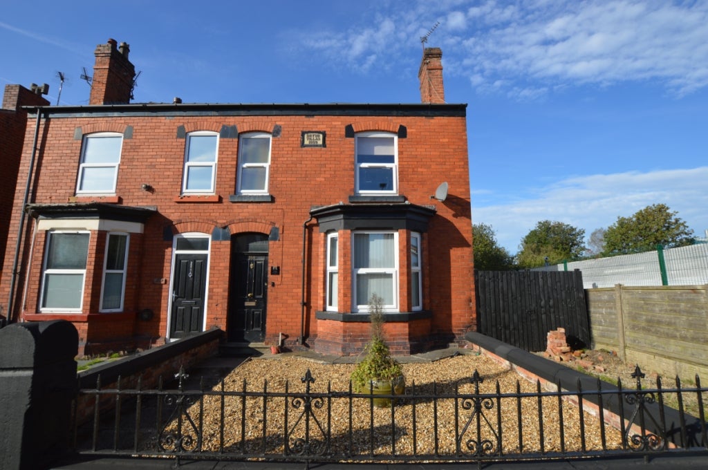 Flat Wigan Road in Wigan