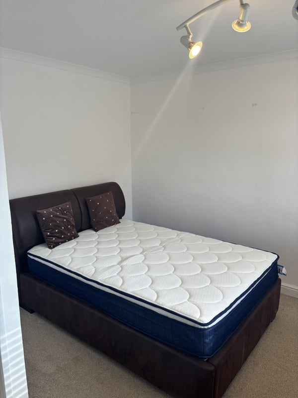 Room Southgate Drive in Crawley