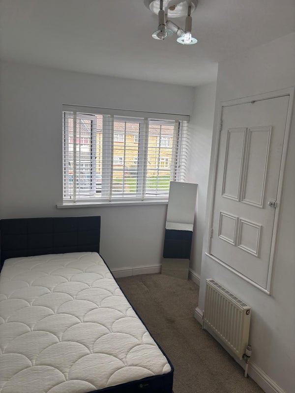 Room Southgate Drive in Crawley