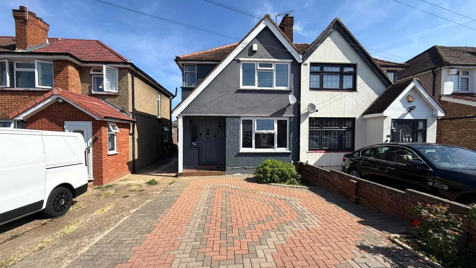 House Wentworth Crescent in Greater London