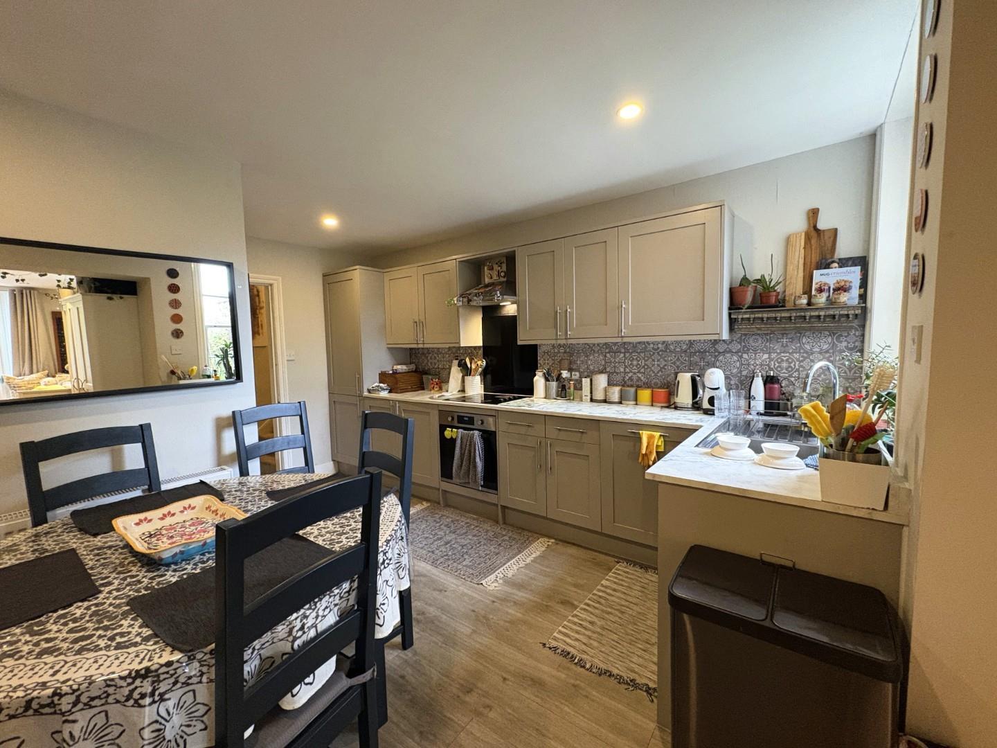 Flat Chatsworth Way in Greater London
