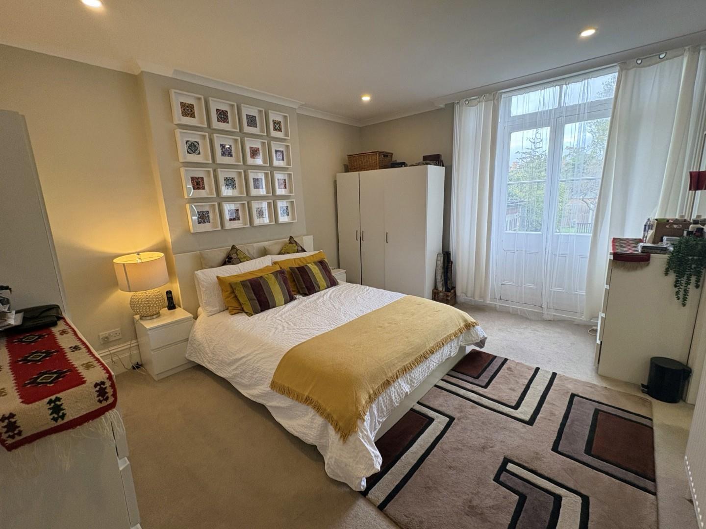 Flat Chatsworth Way in Greater London
