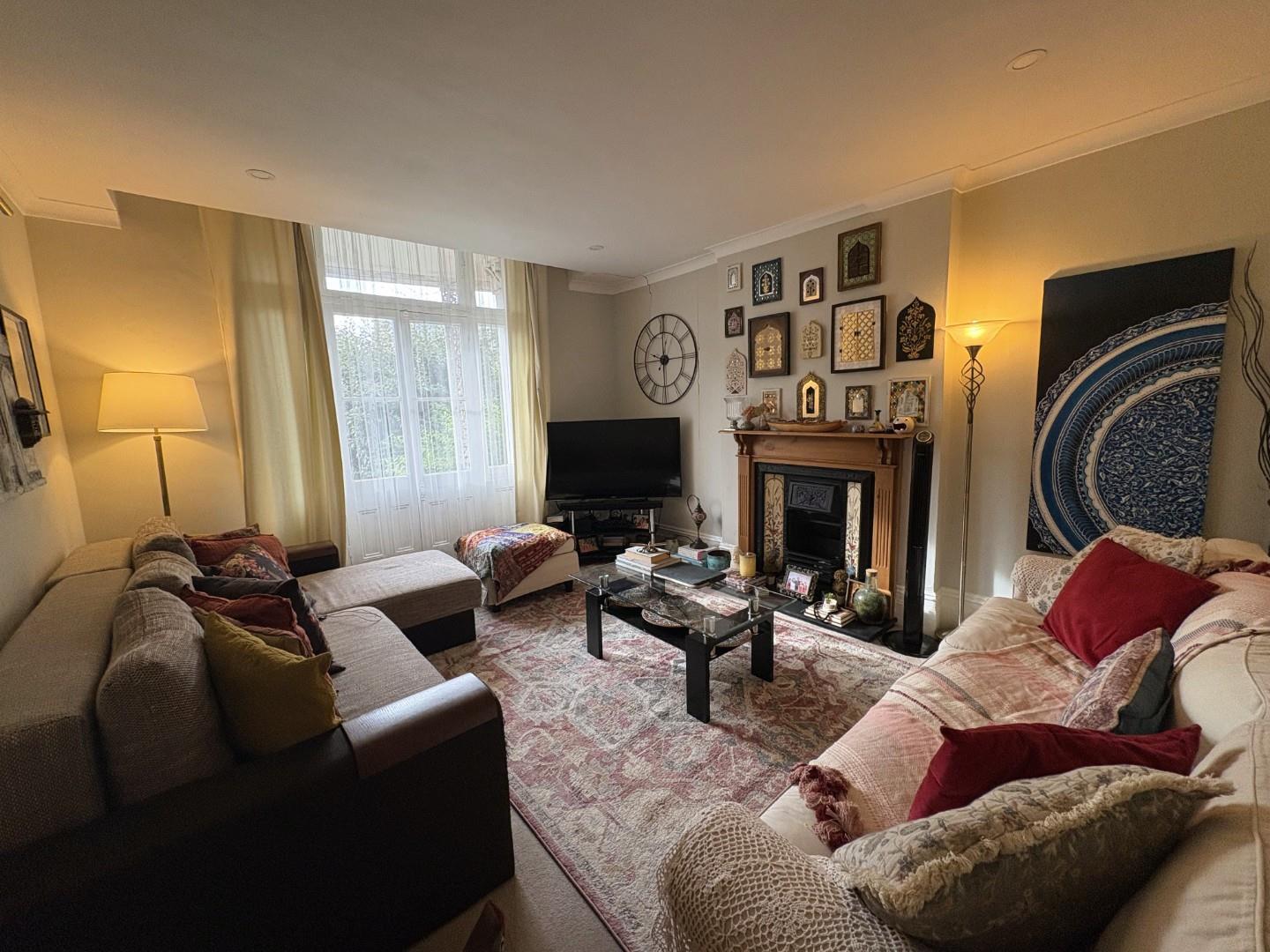 Flat Chatsworth Way in Greater London