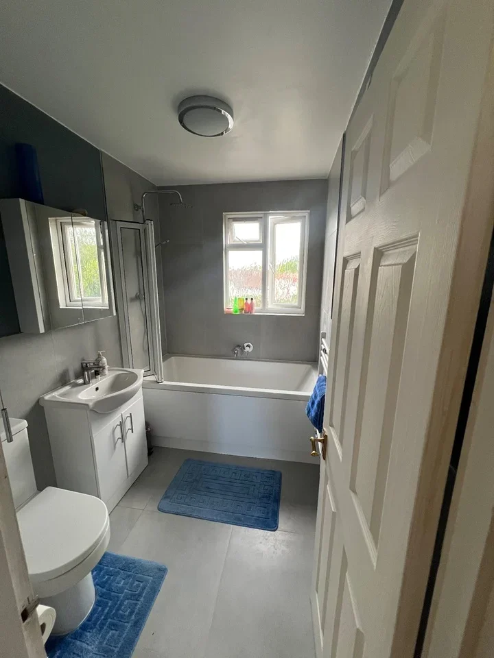 Room Woodside Lane in Greater London