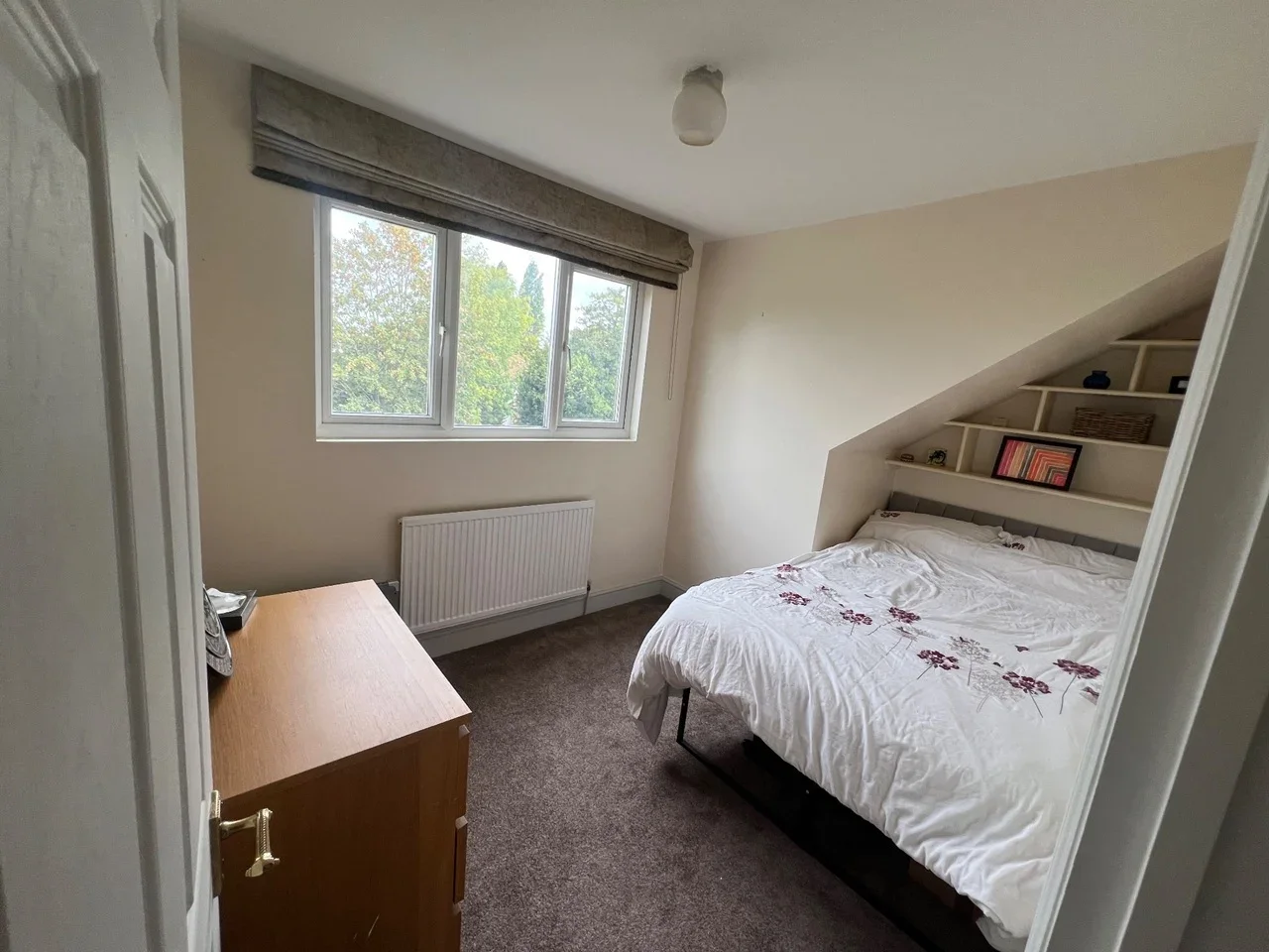 Room Woodside Lane in Greater London