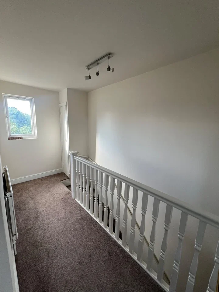 Flat Woodside Lane in Greater London