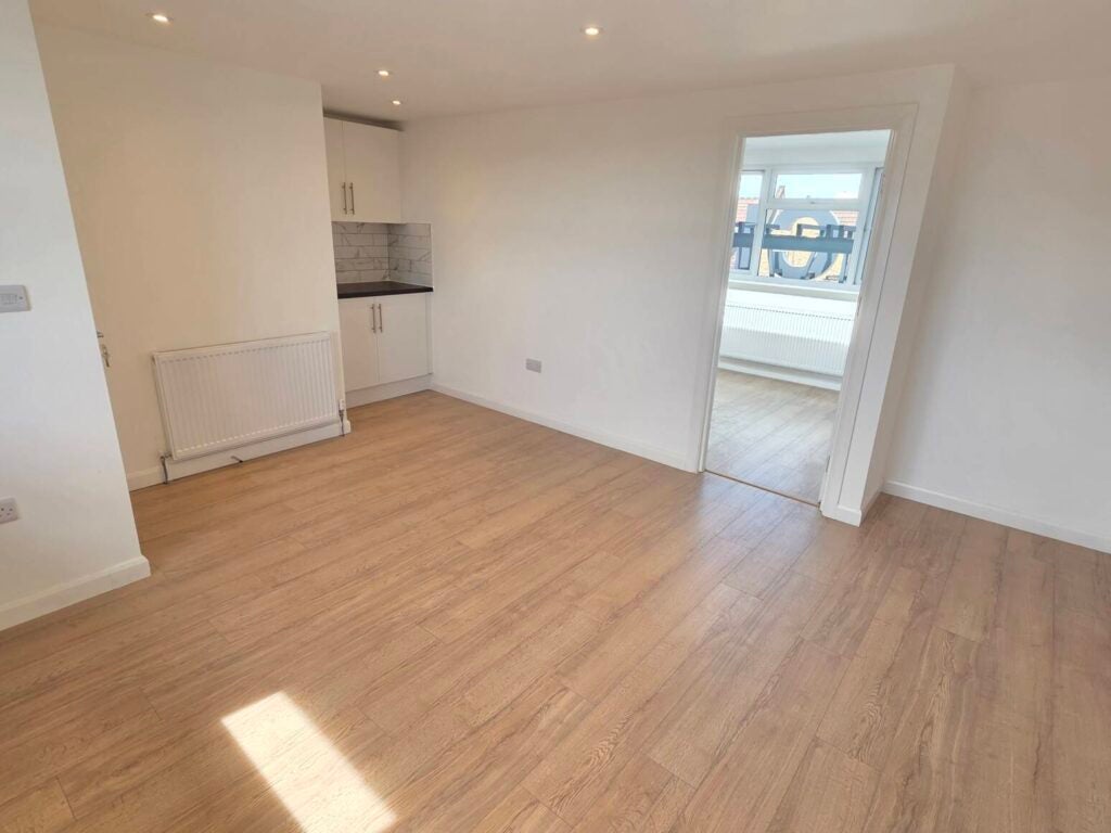 Flat Teignmouth Road in Greater London