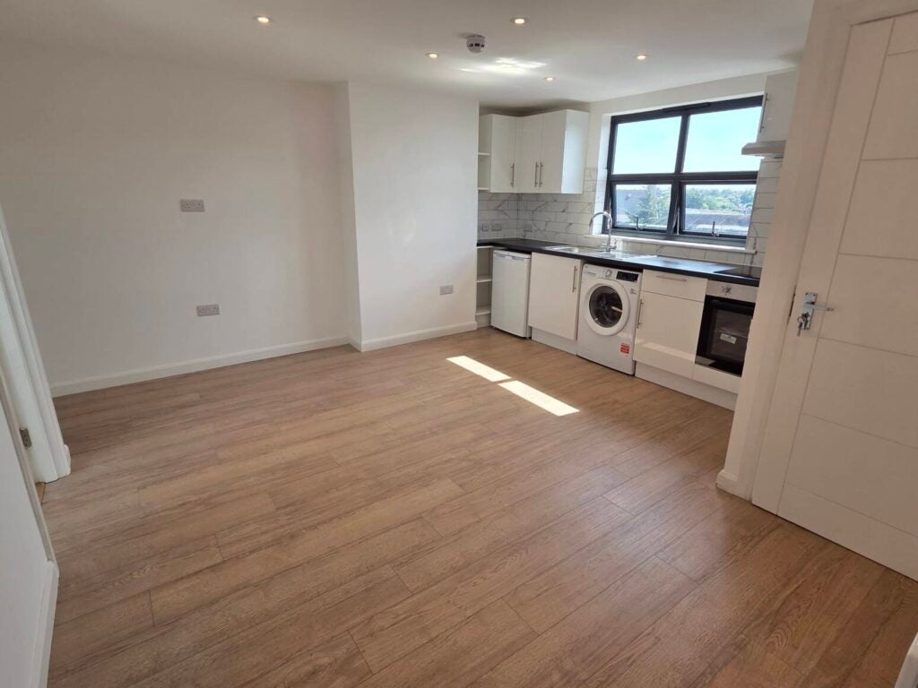 Flat Teignmouth Road in Greater London