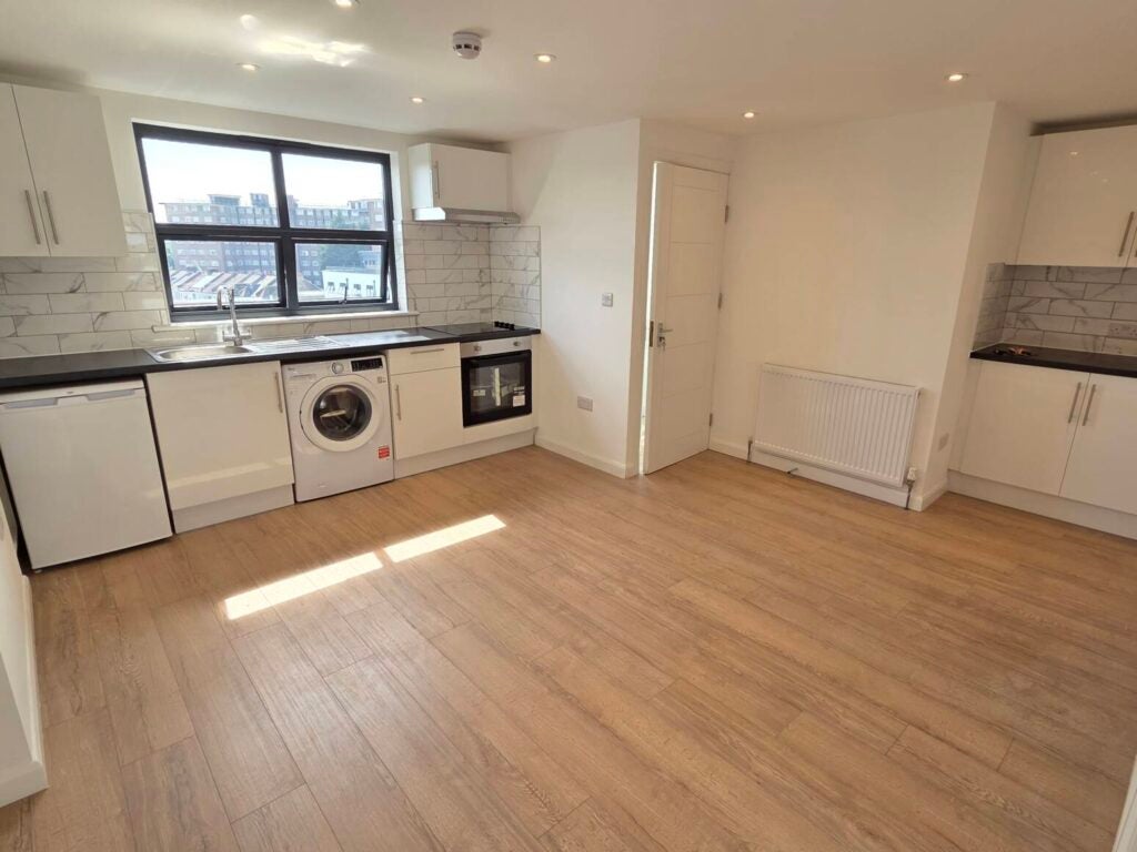 Flat Teignmouth Road in Greater London