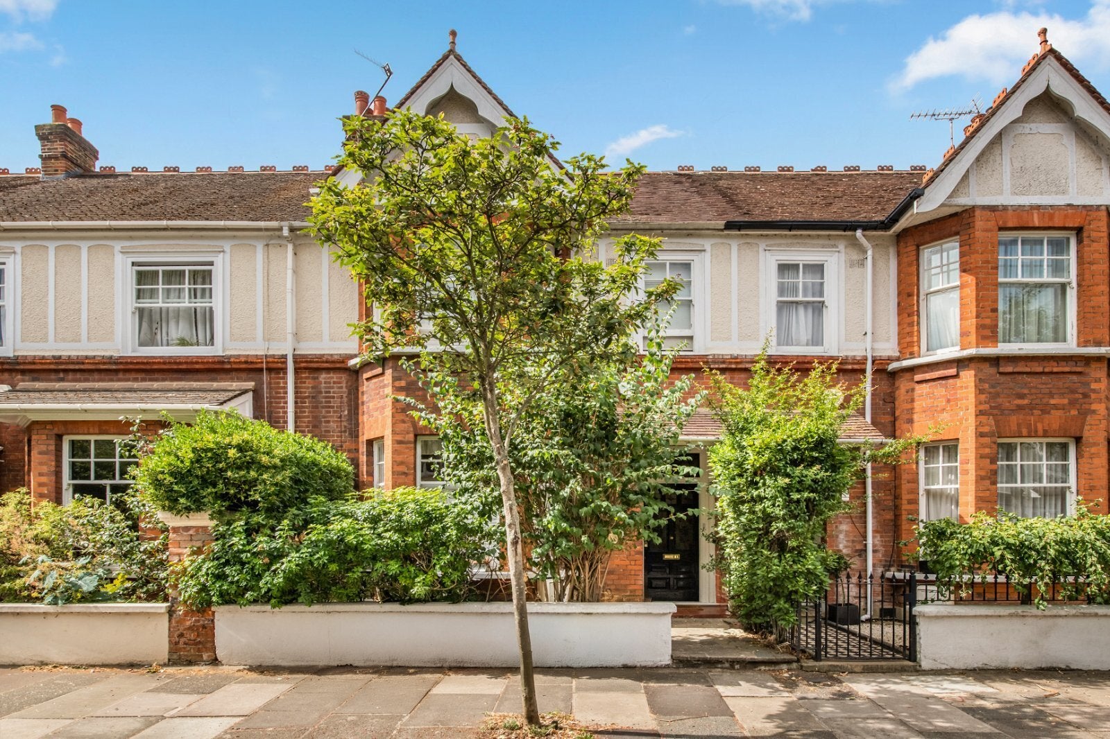 House Bushwood Road in Greater London