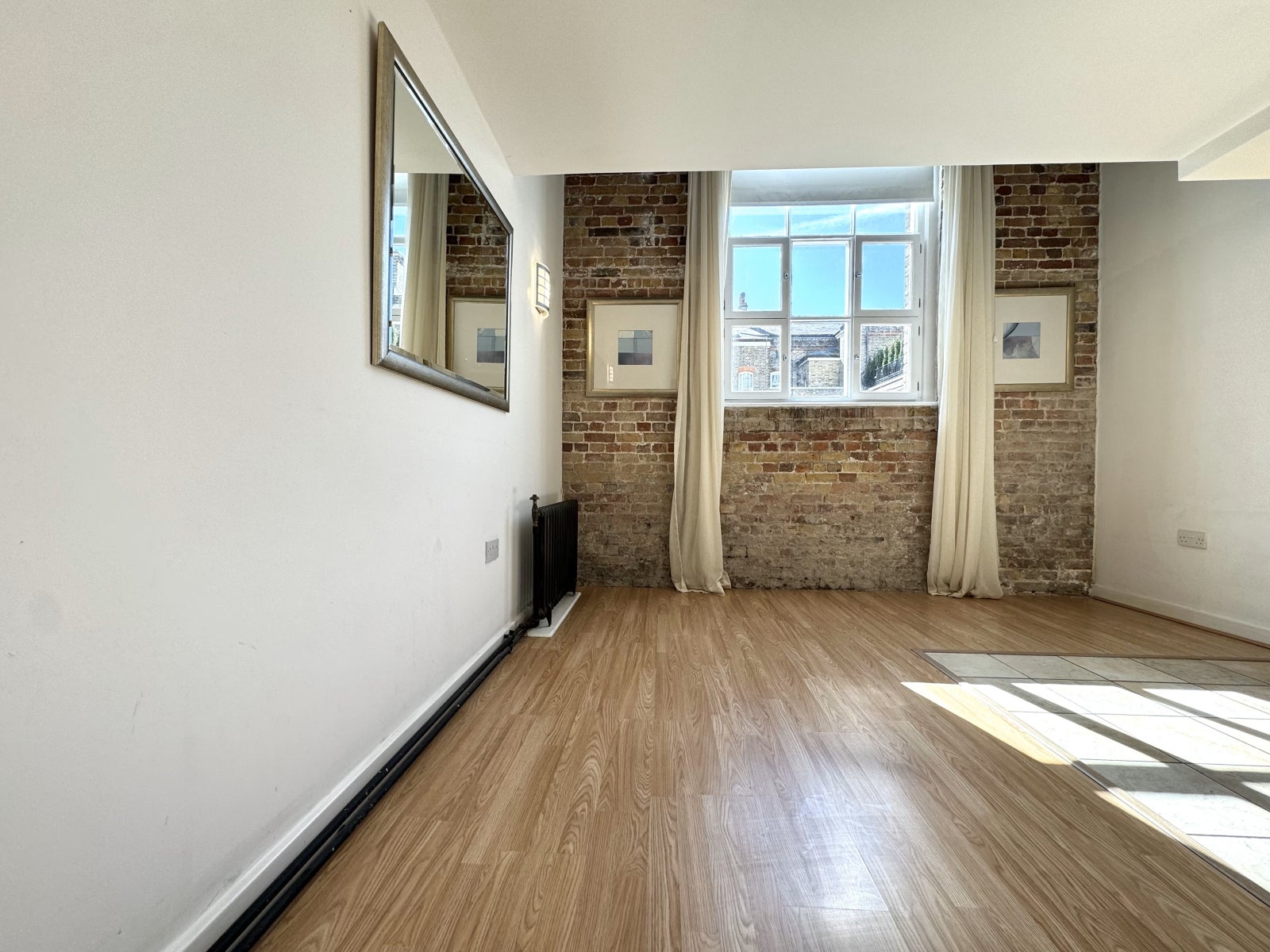 Flat Hopton Road in Greater London
