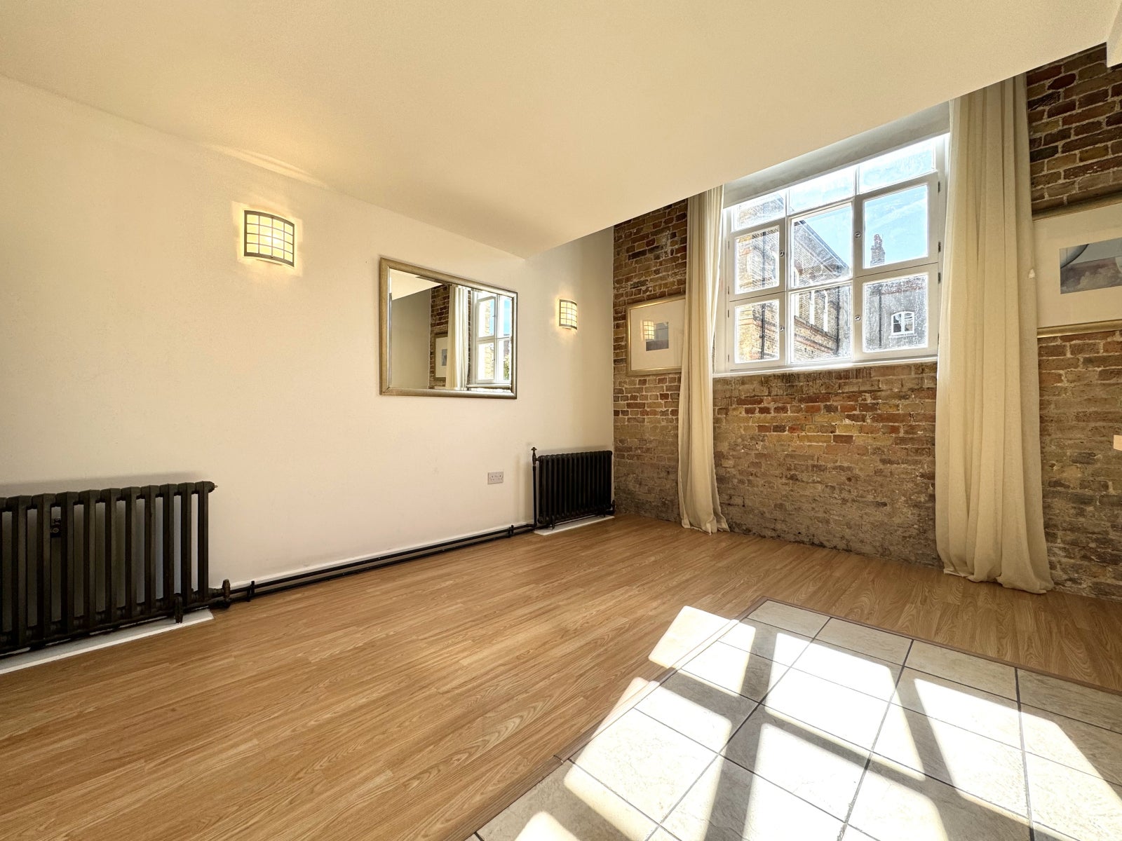 Flat Hopton Road in Greater London