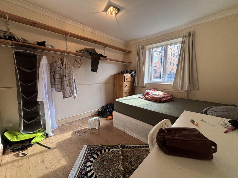 Room Burdett Street in Greater London