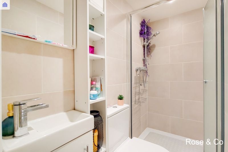 Flat Greencroft Gardens in Greater London