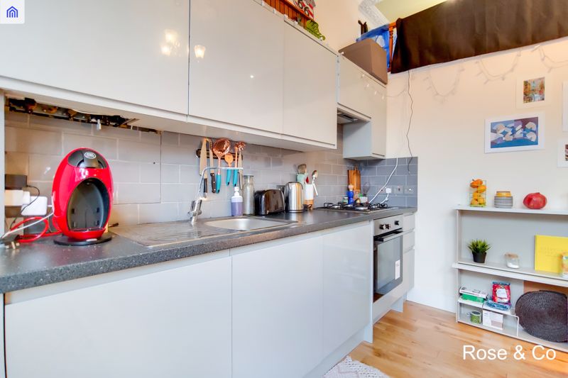 Flat Greencroft Gardens in Greater London