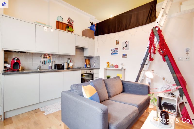 Flat Greencroft Gardens in Greater London
