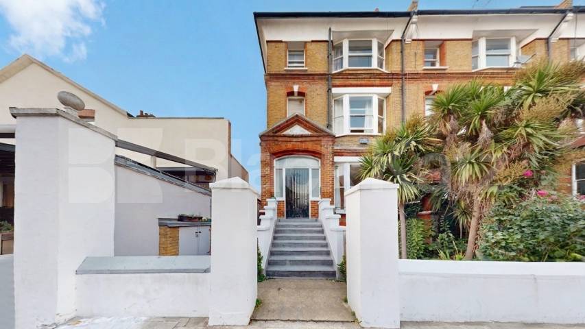 Flat Iverson Road in Greater London
