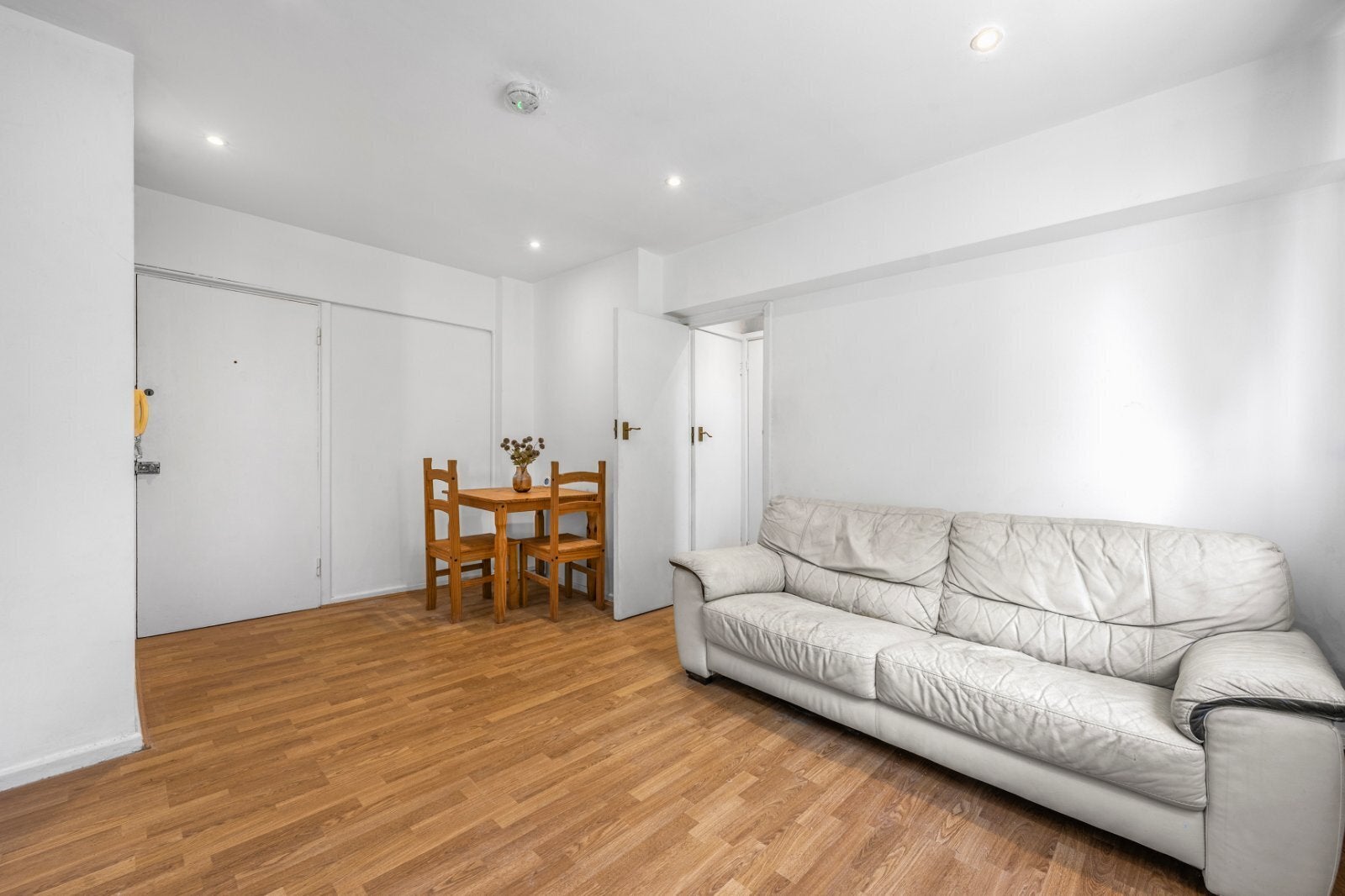 Flat Upper Richmond Road in Greater London