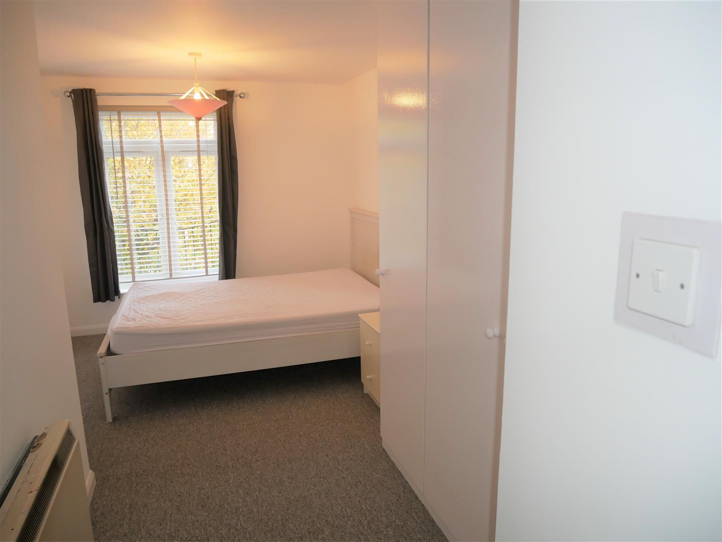 Flat Heton Gardens in Greater London