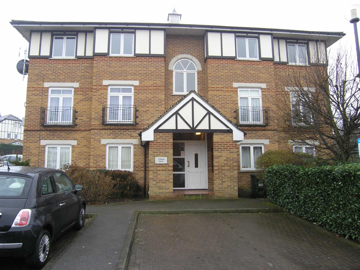 Flat Heton Gardens in Greater London