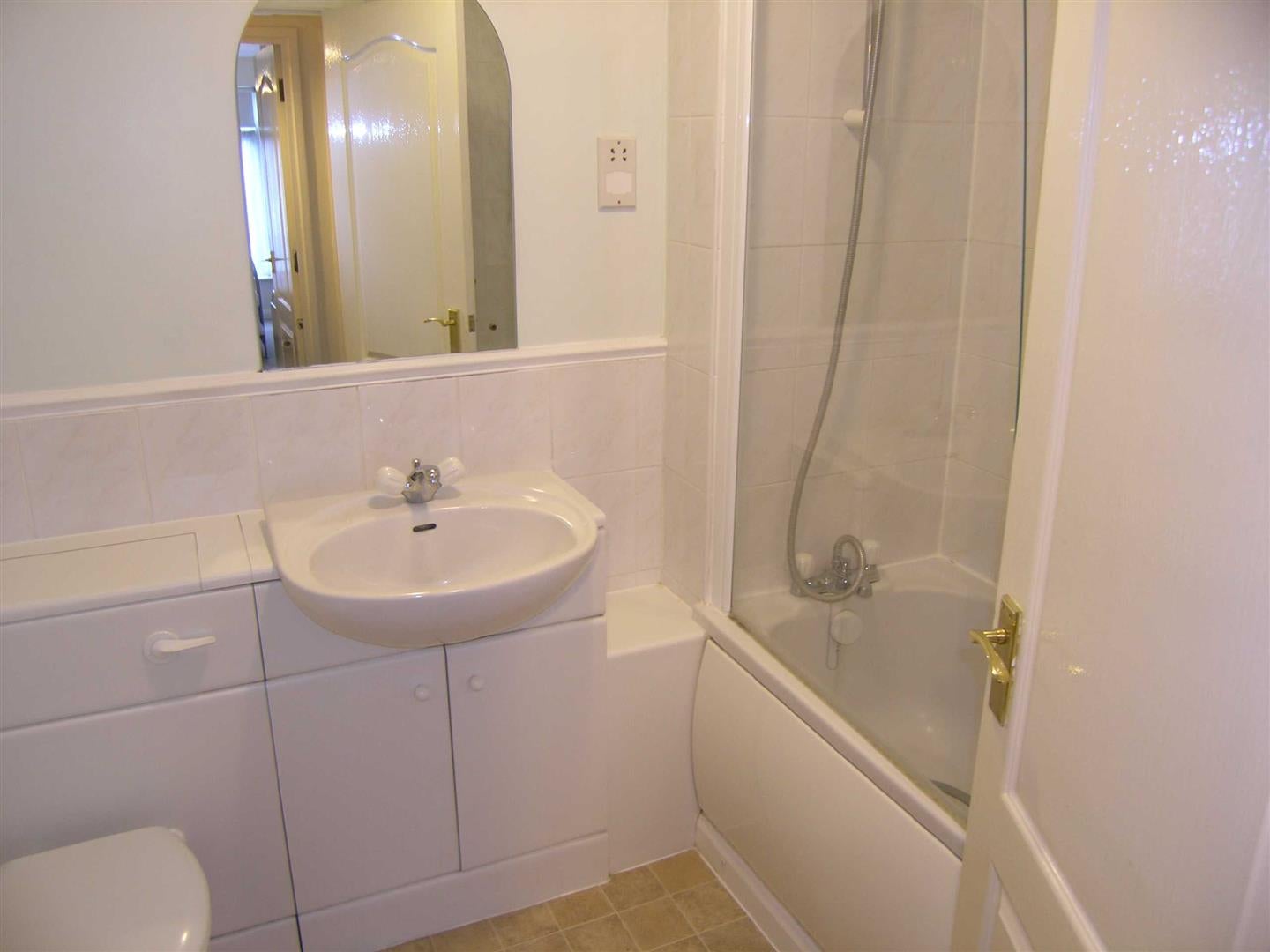 Flat Heton Gardens in Greater London