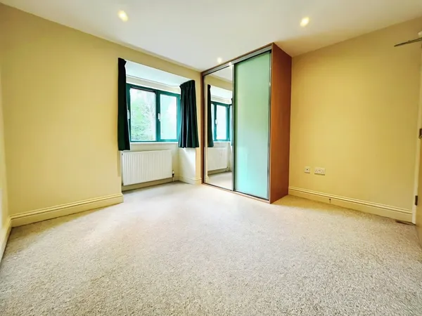 Flat Woodhead Drive in Cambridge