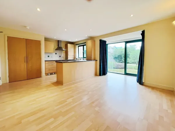 Flat Woodhead Drive in Cambridge