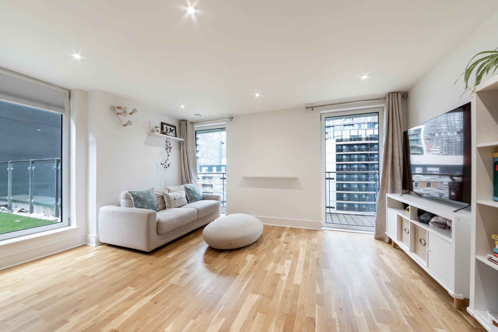 Flat Hertsmere Road in Greater London