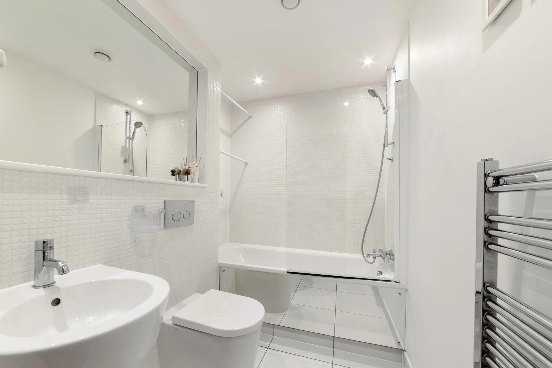 Flat Hertsmere Road in Greater London