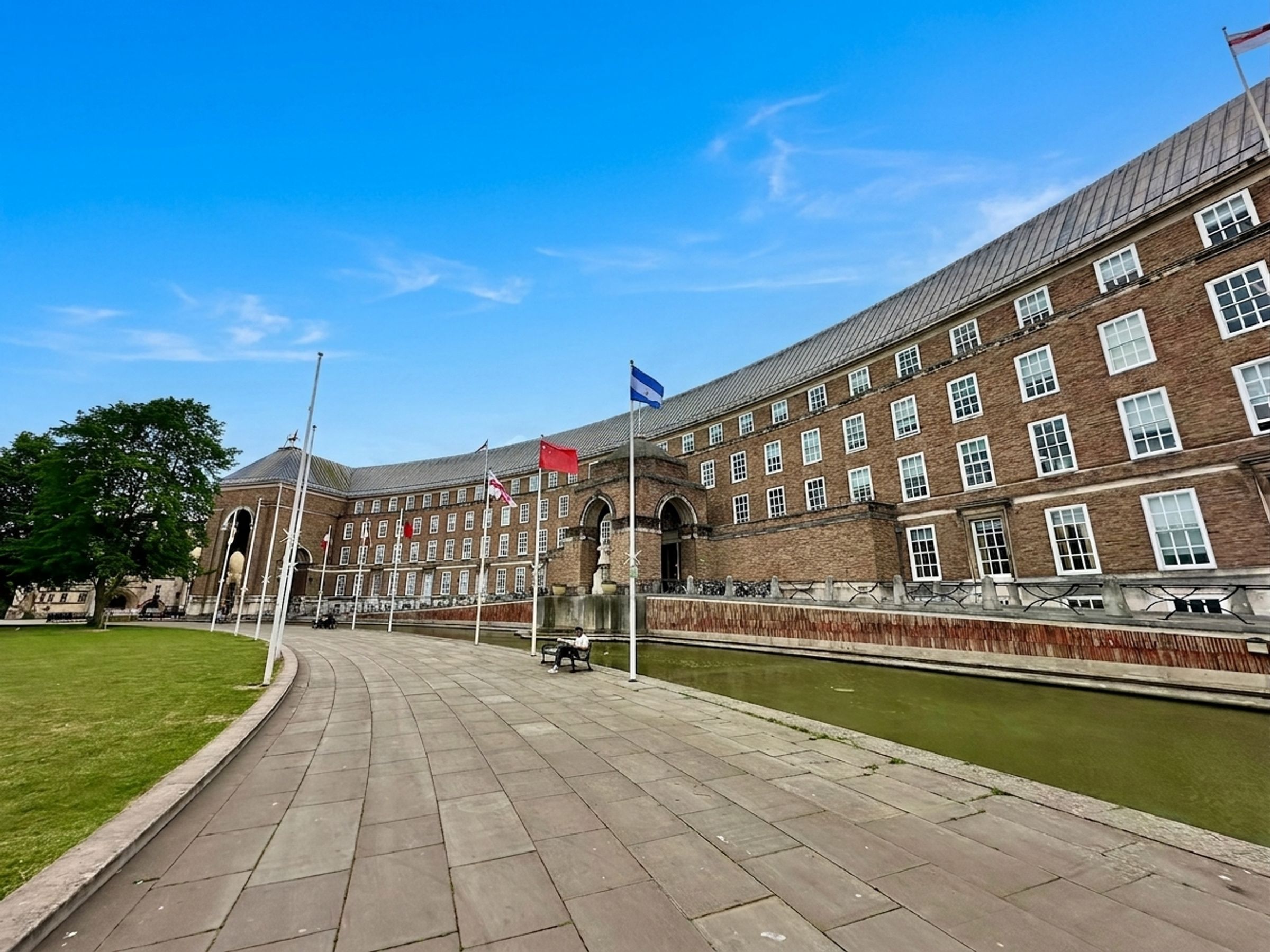 Flat Deanery Road in Bristol