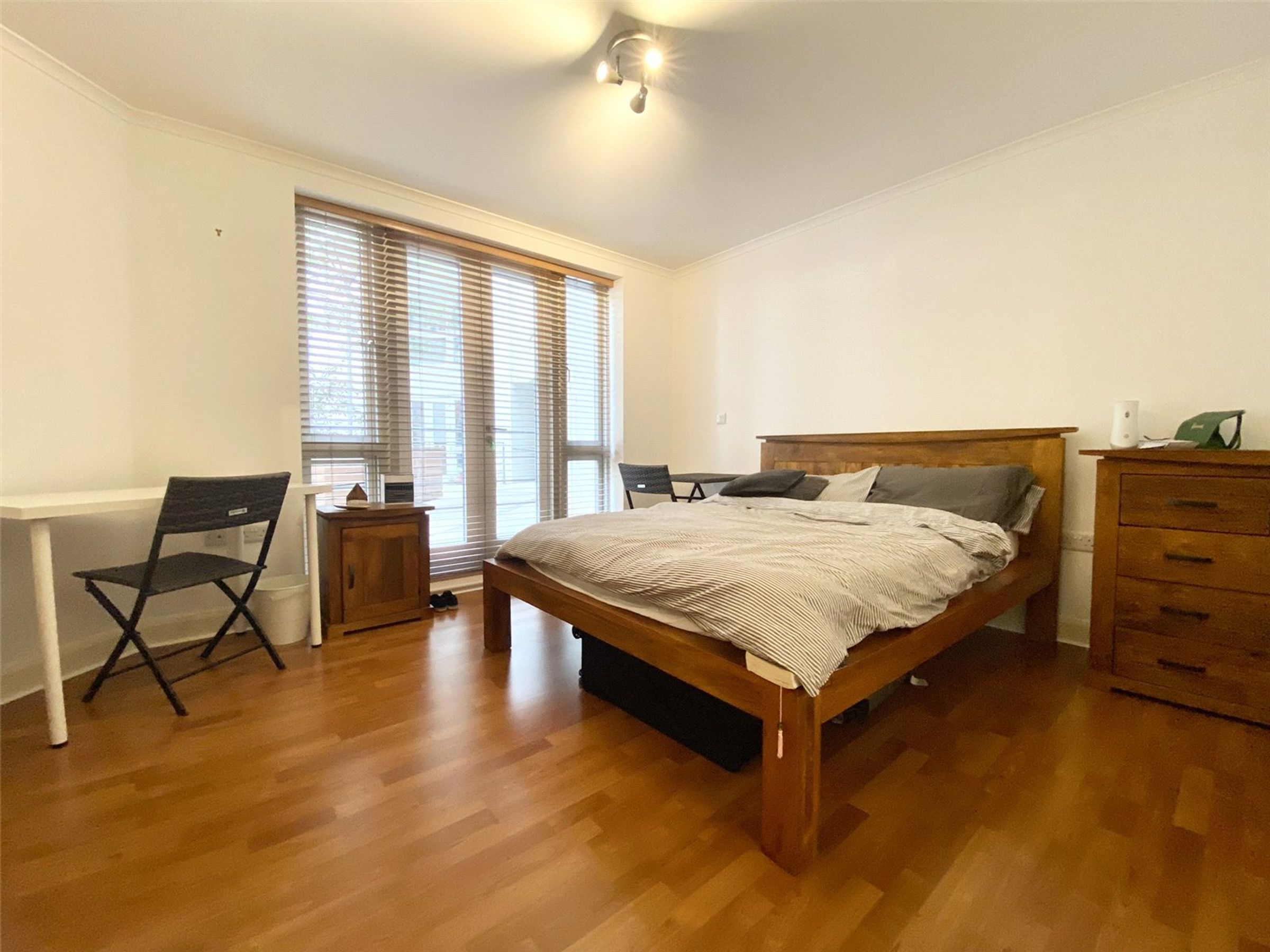 Flat Deanery Road in Bristol